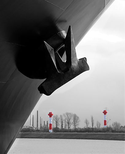 011_25989 | dam Bug des Containerschiffs am Ballinkai des Hamburger Hafen Terminals Altenwerder der mchtige Anker; im Hintergrund die Richtfeuer /Leuchtfeuer / Leuchttrme, die die von der Elbe kommenden Frachtschiffe die Richtung weisen. 