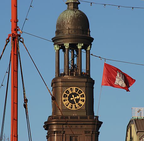 011_25995 | die Kuppel vom Kirchturm der St. Michaeliskirche, im Volksmund auch "Michel" genannt. Hamburg Touristen knnen von der Plattform des Michels ganz Hamburg berblicken. Im Vordergrund die Hamburgfahne, die im Yachthafen weht. 