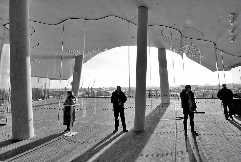 5033 Blick auf die Plaza der Elbphilharmonie / Elphi in der Hamburger Hafencity. 