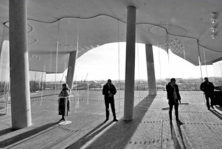 5033 Blick auf die Plaza der Elbphilharmonie / Elphi in der Hamburger Hafencity.