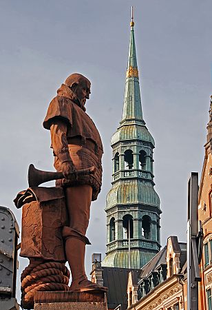 011_26000 | Steinskulptur von Vasco da Gama, 1469-1524; der den Seeweg um Afrika nach Indien "entdeckte". Im Hintergrund der Turm der Hamburger St. Katharinenkirche.  