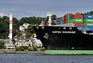 011_26037 | Hamburg Fotografie - Bilder aus dem Hamburger Hafen und von der Elbe -- Das Contaienrschiff HATSU COURAGE verlsst den Hamburger Hafen Richtung Nordsee - an Deck des Containerriesen sind die Container hoch gestapelt. Das mehr als 330m lange Schiff kann 8073 TEU / Standardcontainer an Bord nehmen. Das Frachtschiff passiert gerade den Sllberg von Hamburg Blankenese - lks. der Leuchtturm am Elbufer; das Richtfeuer eine Hhe von 41m.  www.christoph-bellin.de