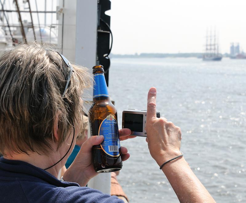 3850_2950 | Beim Hafengeburtstag besteht die Mglichkeit, die Mitfahrt z.B. bei der Einlaufparade auf einem Schiff zu buchen. Viele Hamburger und Hamburg-Touristen nutzen die Gelegenheit, um interessante Fotos von den mitfahrenden Schiffen auf der Elbe zu machen. Der Hamburger Hafengeburtstag ist das grte Hafenfest der Welt; mehr als 1,5 Mio. Gste aus aller Welt besuchen den Geburtstag des Hamburger Hafens. Viele Grosssegler und Traditionsschiffe beteiligten sich an der traditionellen Schiffsparade auf der Elbe vor den Landungsbrcken bis hinauf nach Wedel. hamburg- fotograf.com