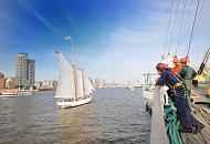 4450_3175 Matrosen blicken von Bord ihres Schiffs auf die Elbe. Segelschiff vor Hamburg Altona zur Einlaufparade des Hamburger Hafengeburtstages. Matrosen blicken von Bord ihres Schiffs auf die Elbe. Als Kaiser Friedrich Barbarossa den Hamburgern am 7. Mai 1189 einen Freibrief ausstellte, wurde den