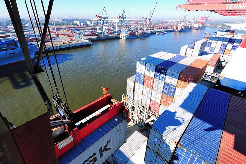 2536_1004 Blick von einer Containerbrcke des Terminals Burchardkai auf die Containerladung eines am Kai liegenden Frachtschiffs - auf der gegenber liegenden Seite ist das EUROGATE Terminal zu erkennen. den Waltershofer Hafen - Burchardkai. Der Hafen Hamburgs ist der grte Seehafen in Deutschland und, nach den Hfen von Rotterdam und Antwerpen, der drittgrte in Europa. Der Hafen bietet 320 Liegepltze fr Seeschiffe an 35 Kilometer Kaimauer, davon 38 Groschiffsliegepltze fr Container- und Massengutschiffe sowie 97 Liegepltze an Dalben. hamburg-fotograf.com