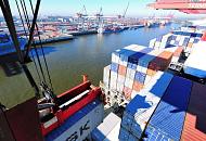 2536_1004 Blick von einer Containerbrcke des Terminals Burchardkai auf die Containerladung eines am Kai liegenden Frachtschiffs - auf der gegenber liegenden Seite ist das EUROGATE Terminal zu erkennen. den Waltershofer Hafen - Burchardkai. Der Hafen Hamburgs ist der grte Seehafen in Deutschland und, nach den Hfen von Rotterdam und Antwerpen, der drittgrte in Europa. Der Hafen bietet 320 Liegepltze fr Seeschiffe an 35 Kilometer Kaimauer, davon 38 Groschiffsliegepltze fr Container- und Massengutschiffe sowie 97 Liegepltze an Dalben.