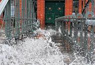 3517_0003 Blick ber die Wassertreppe am Fhranleger Altonaer Fischmarkt zur Eingangstr der Fischauktionshalle. Hoch spritz die Gischt der Wellen durch den Boden der Treppe. Das Hochwasser einer Sturmflut setzt immer den Fischmarkt und die umliegenden Strassen unter Wasser - von einer Sturmflut wird gesprochen, wenn der Tidenhchststand das mittlere Tidenhochwasser um 1,50 Meter oder mehr bersteigt. Ab 2,50 Meter wird von einer schweren Sturmflut und ab 3,50 Meter wird von einer sehr schweren Sturmflut gesprochen. 