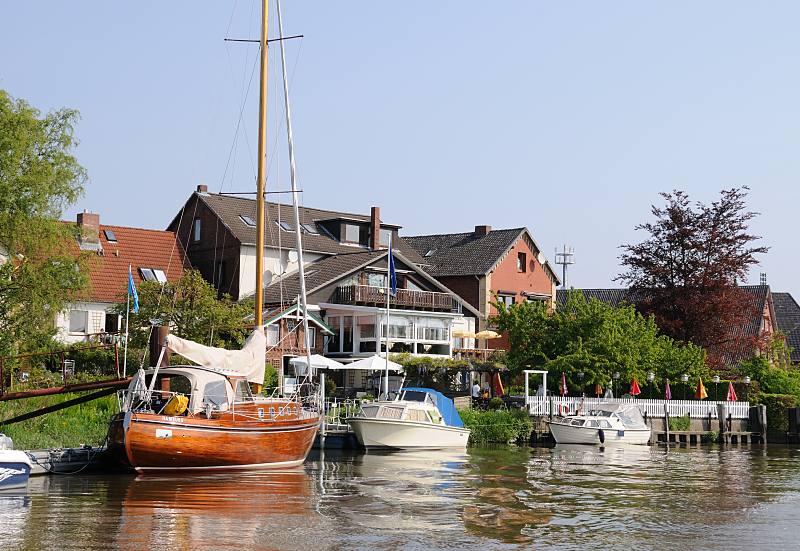 8650_7450 | Ausflugsziel im Frhling - Altes Land bei Hamburg Cranz. Die Este im Alten Land ist ein beliebtes Sportboot-Revier. Segelboote und Motorboote liegen am Ufer des Flusses. Die 44,7 km lange Este ist ein linker Nebenfluss der Elbe in Niedersachsen und Hamburg - Die untere Este ist von der Mndung bis zum Unterwasser der Schleuse am Buxtehuder Hafen eine Bundeswasserstrae der Klasse I, auf der die Seeschifffahrtsstraen-Ordnung gilt. Bis in die erste Hlfte des 20. Jahrhunderts wurde die Este als Transportweg fr Lastkhne und Schuten genutzt.