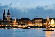 089_1277 Weihnachtliches Hamburg - mit Lichterketten geschmckter Weihnachtsbaum auf der Hamburger Binnenalster - die Weihnachtstanne schwimmt auf einem Ponton vor dem Jungfernstieg. Die Kontor- und Geschftshuser sowie das Hamburger Rathaus sind beleuchtet - an der Alster, am Jungfernstieg finde ein Weihnachtsmarkt statt.