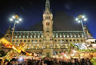 0481_1332 Weihnachtsmarkt vor dem Rathaus Hamburgs - auf dem Rathausmarkt sind Weihnachtsbuden aufgebaut - die Marktstnde sind weihnachtlich mit Tannengirlanden und Lichterketten geschmckt. Menschen drngen sich ber den Markt - zu Weihnachten sind die unterschiedlichen Weihnachtsmrkte der Hansestadt eine Attraktion fr die Hamburg-Touristen und auswrtigen Besucher der Stadt.