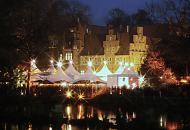 4288_21477 Vor dem historischen Bergedorfer Schloss ist ein Weihnachtsmarkt aufgebaut - die Sterne auf den Zeltspitzen leuchten hell - das weihnachtliche Licht spiegelt sich im Schlossteich wieder. 