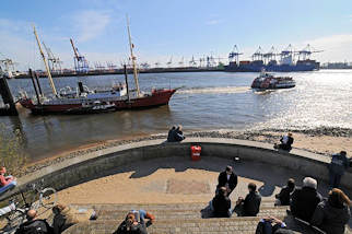 Elbtunnel in der Hansestadt Hamburg - Plattform an der Elbe im Hamburger Stadtteil Othmarschen.