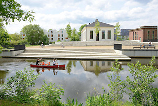 0496 Blick ber die Rathauswettern zur Industriearchitektur vom ehem. Wasserwerk in Hamburg Wilhelmsburg - Fahrrder auf der Promenade, ein Kanu fhrt auf dem Entwsserungsgraben. 