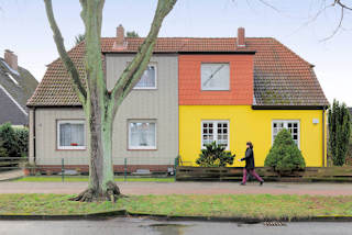 Doppelhaus mit unterschiedlicher farbiger Fassade in Hamburg Hausbruch.