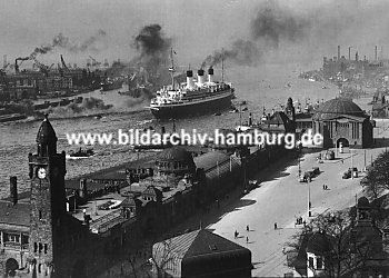 019_93777  | Blick ber die Elbe an den St. Pauli Landungsbrcken ca. 1930 - ein Passagierdampfer verlsst unter Dampf den Hamburger Hafen - re. das die Kuppel vom Alten Elbtunnel.