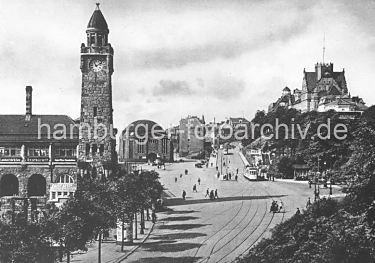 019_937880  | Strassenbahnen fahren an der Rckseite der Hamburger Landungsbrcken; neben dem Hochbahnviadukt der Zombekbunker / Rundbunker am Baumwall. (ca. 1954)