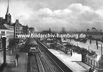 019_93781 | Hochbahnstation Landungsbrcken - ein Hochbahnzug fhrt ein; lks. die Gustav-Adolf-Kiche ( ca. 1915) 