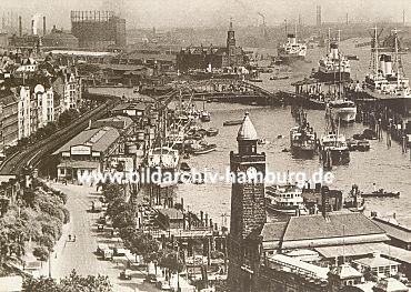 019_93782  | Luftaufnahme vom Baumwall und dme Hamburger Hafen  - Schiffe liegen auf Reede; in der oberen Bildmitte der Kaiserspeicher / Kaispeicher A. ( ca. 1935 )