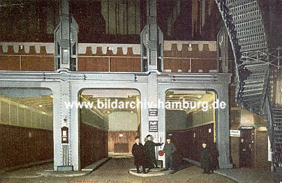 019_937885  | historisches Foto von den Fahrsthlen im Alten Elbtunnel; re. die Treppe fr die Fussgnger.