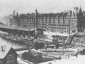 019_937895  | Lagerschuppen und Lagerhuser der Speicherstadt am Sandtorkai.