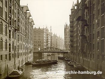 019_93797  | mit Scke beladene Schuten liegen auf dem Fleet in der Speicherstadt. 