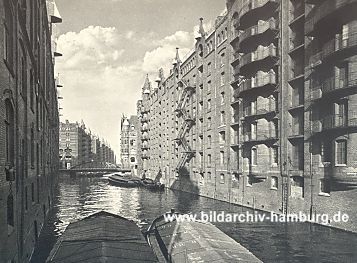 019_93798 | Speicherstadt Lagerhuser und Fleet mit Schiffen. 