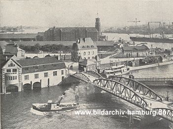 019_937800  | ein Schlepper hat die Niederbaumbrcke unterquert; sein Schornstein war herunter geklappt. 