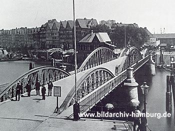 019_93801 | Blick auf die Niederbaumbrcke; die Wohnbebauung auf dem Kehrwieder steht noch.