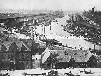 019_93807  | Blick ber den Sandtorhafen Richtung Elbe; im Hintergrund der Kaispeicher A; re. die Schornsteine vom Kesselhaus im Hamburger Freihafen.