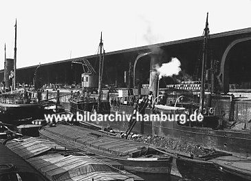 019_93789 | Schuten werden im Grasbrookhafen beladen.