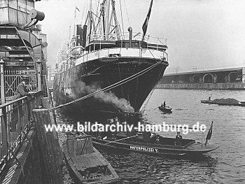019_937890  | ein Frachtschiff liegt am Kai im Baakenhafen.