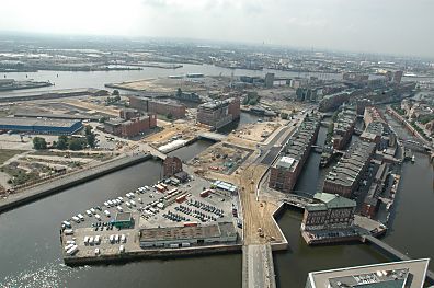 011_25859 | Blick ber das ehem. Freihafengelnde und das Gebiet der geplanten Hafencity; im Hintergrund die Elbe.