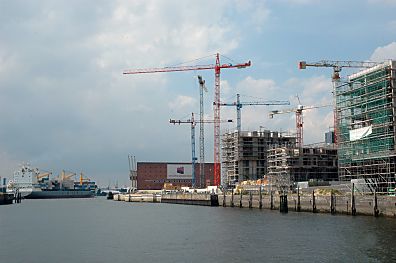 011_25861 | Blick ber den Grasbrookhafen; rechts die Neubauten der Hafencity am Dalmannkai; auf der Elbe verlsst ein Schiff den Hamburger Hafen - rechts der Kaispeicher der zuknftigen Elbphilharmonie.