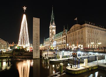 011_25869 |  Blick ber die Kleine Alster zum Hamburger Rathausmarkt - ein grosser Lichterbaum ist aufgestellt, ein Weihnachtsmarkt wird abgehalten und das Rathaus ist angestrahlt. 