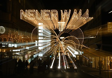 011_25870 | die Kaufsstrasse Neuer Wall ist weihnachtlich beleuchtet; Lichterbogen berspannen die Strasse.