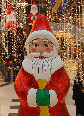 011_25871 |  Schokoladenweihnachtsmnner und Lichterketten hngen von der Decke in der Einkaufspassage am Gnsemarkt. 