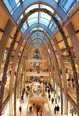011_25872| die Europa Passage, Hamburgs modernste Einkaufspassage ist mit Tannengirlanden und Lichterketten weihnachtlich geschmckt.