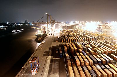 011_25877 | Nachtaufnahme; Blick ber das Container Terminal Burchard Kai; lks. die Elbe im Hintergrund das Hamburg Panorama.