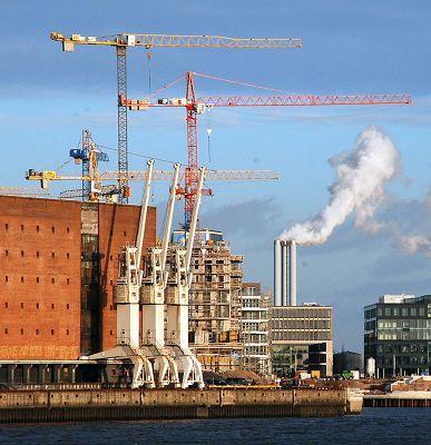 011_25898 | im Vordergrund die Hafenkrne am Kaispeicher A, dahinter die Baukrne am entstehenden Quartier Dalmannkai - die dampfenden Schornsteine gehren zu dem Heizkraftwerk Hafencity.