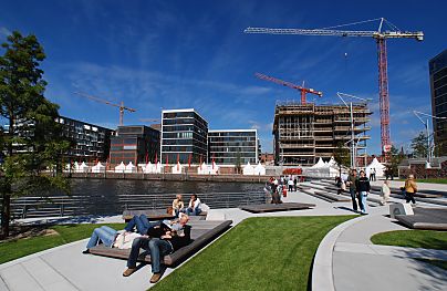 011_25979 | Mittagspause in der Sonne auf der den Marco Polo Terrassen - Besucher liegen auf den Holzbänken und geniessen das schöne Wetter in der Hansestadt Hamburg.