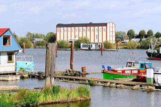 Bild vom Hamburger Holzhafen - Bootssteg und Getreidespeicher.